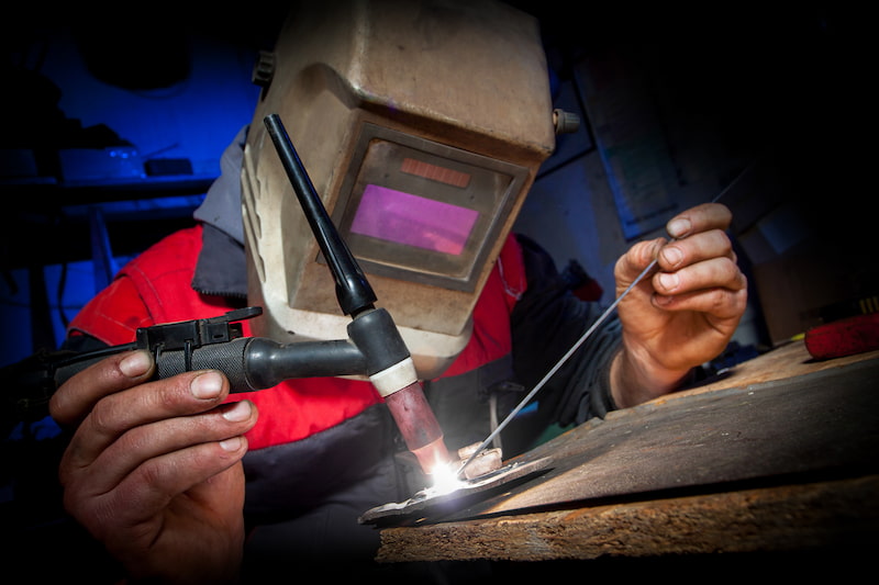 焊机对铝进行钨极惰性气体保护电弧焊的部分