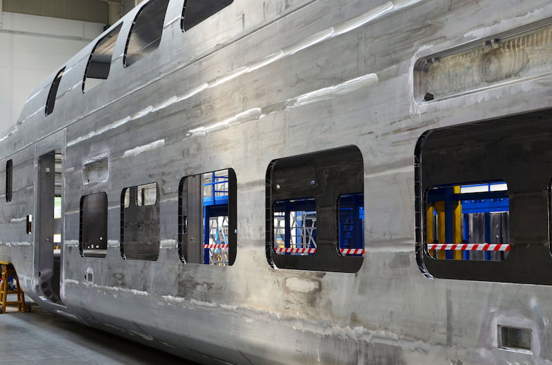 焊接铝高速列车车组装。